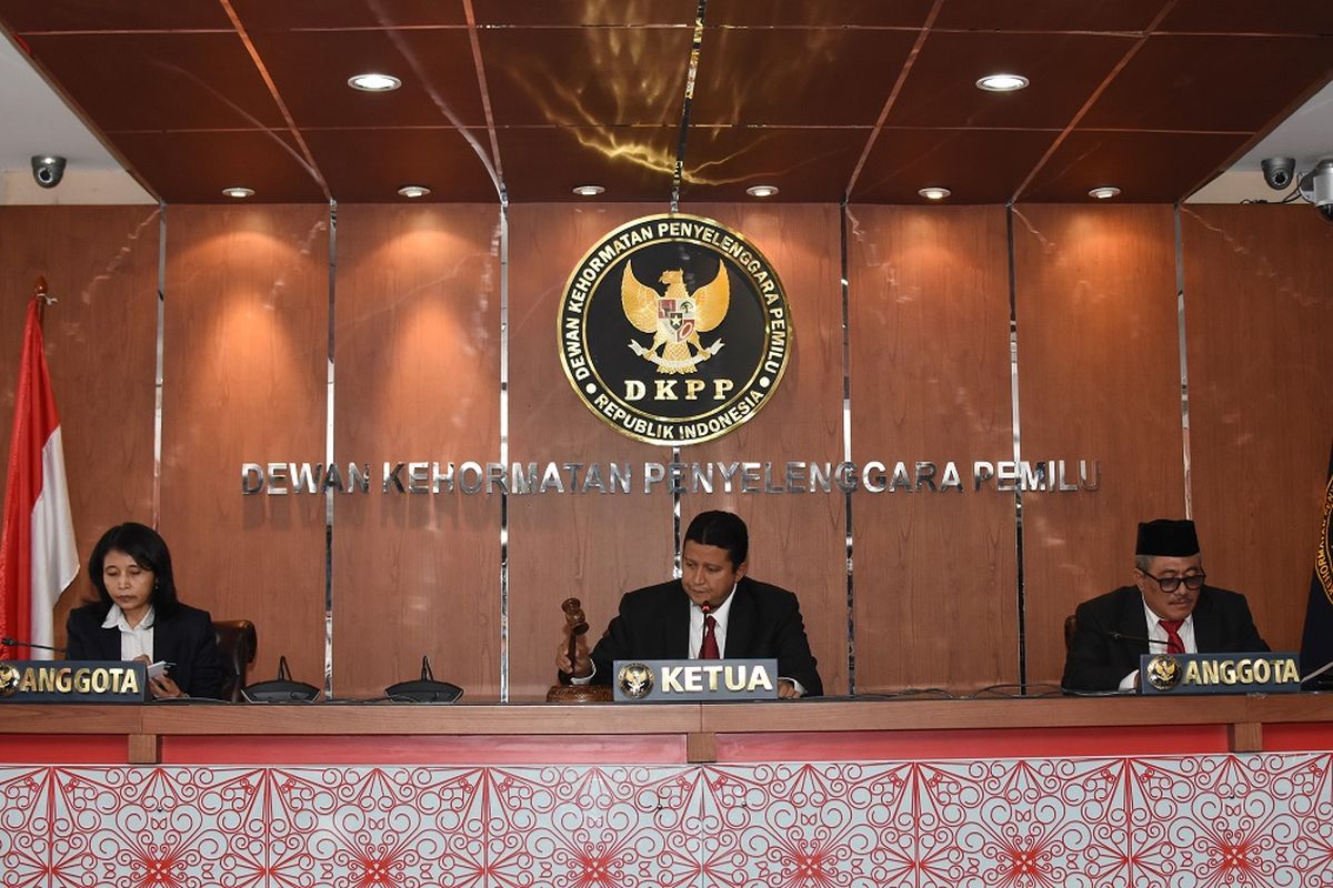 Plt Ketua Dewan Kehormatan Penyelenggara Pemilu (DKPP) sekaligus Ketua Majelis Sidang Muhammad (tengah) bersama anggota Ida Budhiati (kiri) dan Teguh Prasetyo (kanan) mengetuk palu pada sidang putusan pelanggaran etik Komisioner KPU Wahyu Setiawan di Kantor DKPP, Jakarta, Kamis (16/1/2020).  DKPP memutuskan pemberhentian Komisioner KPU Wahyu Setiawan dari jabatannya karena melakukan pelanggaran etik terkait kasus dugaan suap pada pergantian antarwaktu (PAW) anggota DPR Fraksi PDIP. ANTARA FOTO/Indrianto Eko Suwarso/aww.