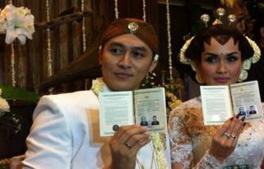 Demian Aditya dan Sara Wijayanto Akhirnya Jadi Suami Istri