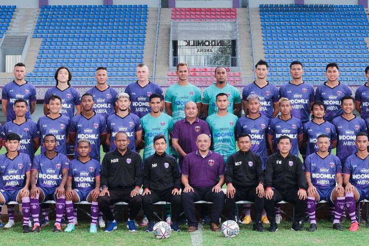 Skuat klub Liga 1 Persita Tangerang musim 2021-2022 dengan 30 pemain termasuk 4 pemain asing yakni Adam Mitter, Bae Sin-yeong, Harrison Cardoso de Oliveira, dan Alex Dos Santos Goncalves berfoto di kandang klub, Stadion Indomilk Arena, Kelapa Dua, Kabupaten Tangerang, Provinsi Banten.