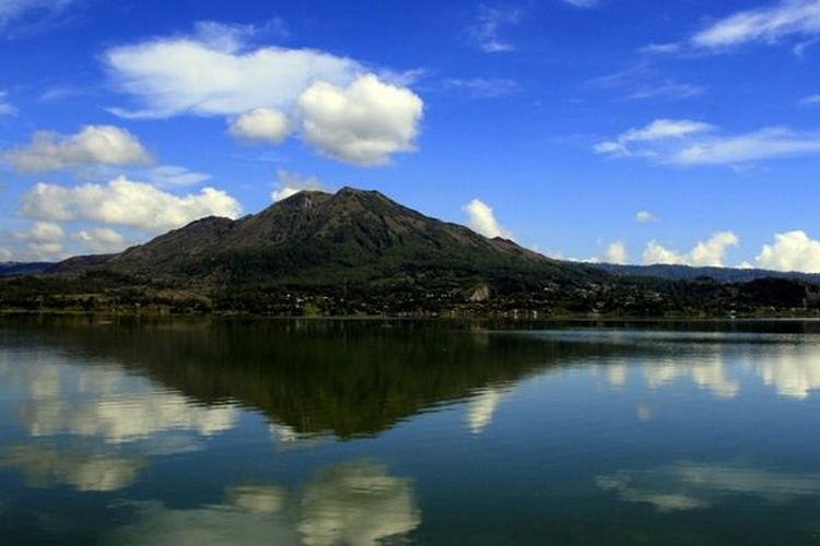 Pemandangan Gunung Batur (1.717 mdpl) dengan latar depan permukaan air Danau Batur, yang merupakan danau di kaldera pada ketinggian 1.050 mdpl. Permukaan air Danau Batur seluas 16.05 KM2 terletak di Kintamani, Kabupaten Bangli, Bali.