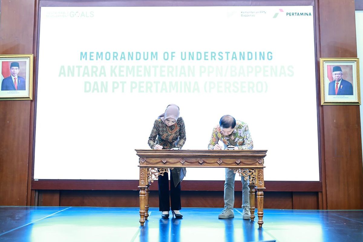 Direktur Utama PT Pertamina (Persero) Nicke Widyawati bersama Menteri Perencanaan Pembangunan Nasional (PPN)/ Badan Perencanaan Pembangunan  Nasional (Bappenas) Suharso Monoarfa melakukan penadatanganan Mou dalam acara penandatanganan MoU dan Perjanjan Kerja Sama (PKS) PT Pertamina (Persero) dengan Kementerian Perencanaan Pembangunan Nasional (PPN)/ Badan Perencanaan Pembangunan  Nasional (Bappenas) di Gedung Kementerian PPN/ Bappenas, Jakarta, Senin, (10/06/2024). Kerja sama ini melingkupi kajian bersama atau roadmap atau penyusunan pengawasan, pengawalan, dan pemantaun implementasi kebijakan ketahanan energi nasional dalam kerangka tujuan pembangunan berkelanjutan untuk mendukung transformasi Indonesia.