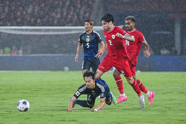 Aksi debutan Timnas Indonesia Kevin Diks saat membendung pergerakkan bintang sepak bola Jepang Kaoru Mitoma dalam pertandingan Kualifikasi Piala Dunia 2026 Zona Asia antara Indonesia vs Jepang, Jumat (15/11/2024) di Stadion Gelora Bung Karno Jakarta. 