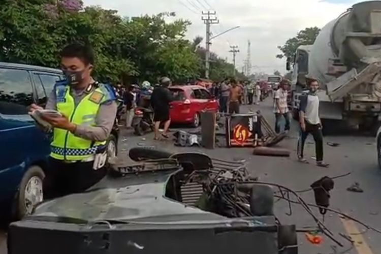 Suasana di lokasi usai kejadian kecelakaan yang menyebabkan dua orang meninggal dunia di jalan lintas timur Palembang-Ogan Ilir Sumatera Selatan Minggu (27/9/2020) sore pukul 17.00 WIB. 
