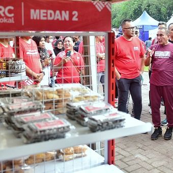 Gubernur Sumut Edy Rahmayadi mengunjungi beberapa stand SRC di Pesta Retail Ujung Sumatera di Lapangan Benteng Medan, Minggu (18/12/2022)
