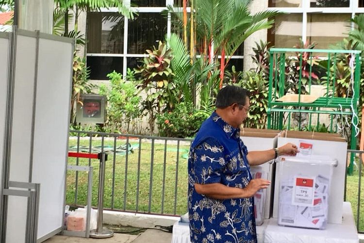 Presiden ke-5 Republik Indonesia Susilo Bambang Yudhoyono atau SBY memasukan surat suara yang telah dicoblos ke kotak suara. SBY menggunakan hak pilihnya di KBRI Singapura, Minggu sore (14/03)