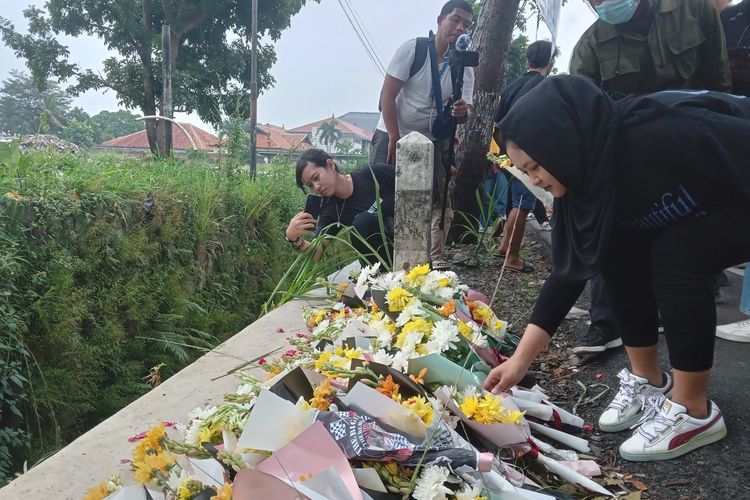 Seorang mahasiswi meletakkan bunga di lokasi tewasnya Selvi Amelia Nuraini, mahasiswa di CIanjur, Jawa Barat, yang menjadi korban tabrak lari.