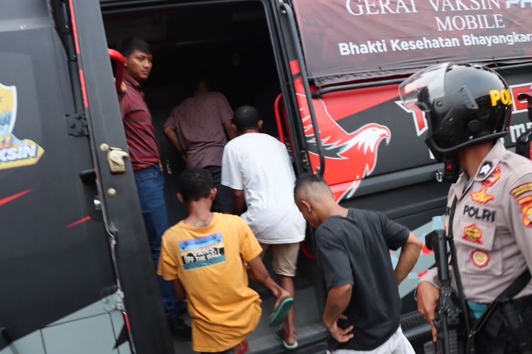 Satuan Narkoba Polres Metro Jakarta Barat kembali melakukan operasi narkoba di komplek permata kedaung kaliangke Cengkareng Jakarta Barat, Rabu, (22/12/2021). 