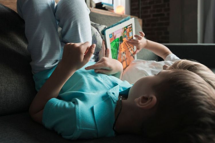 Ilustrasi screen time pada anak.