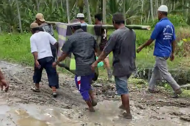 Jalan Rusak Parah, Warga Asahan Sumut Tandu Jenazah Sejauh 5 Kilometer