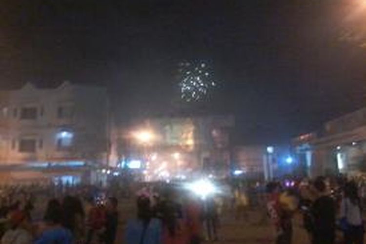 Suasana malam pergantian tahun di sepanjang Pantai Losari Makassar agak kurang pengunjung dari tahun-tahun sebelumnya.