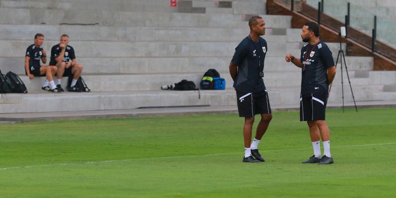 Pelatih kepala Timnas Indonesia Patrick Kluivert berbicara dengan asistennya Denny Landzaat. Skuad  Timnas Indonesia mengadakan Training Camp di lapangan latihan Bali United di Gianyar Bali pada Selasa (27/5/2025) jelang ronde laga-laga Kualifikasi Piala Dunia 2026 kontra China dan Jepang.