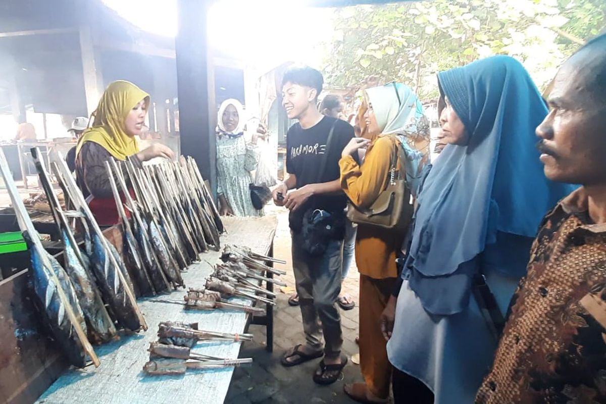 Penjual ikan asap di Pantai Tambakrejo, Blitar, Jawa Timur pada Senin (25/7/2022).