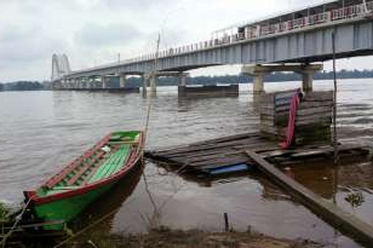 Jembatan Pak Kasih di Kecamatan Tayan, Kabupaten Sanggau, Kalimantan Barat.