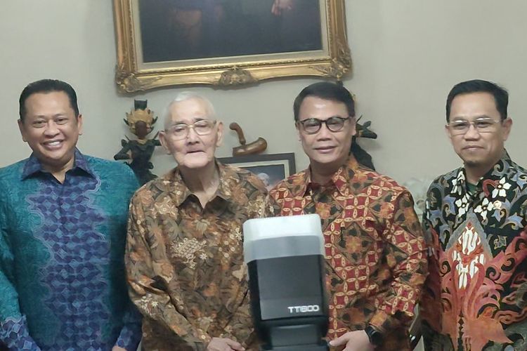 Tiga pimpinan MPR, yakni Ketua Bambang Soesatyo, Wakil Ketua Amir Uskara dan Ahmad Basarah mengunjungi kediaman Wapres ke-6 RI Try Sutrisno di Jalan Purwakarta, Menteng, Jakarta Pusat, Senin (20/5/2024) dalam rangka silaturahmi kebangsaan.
