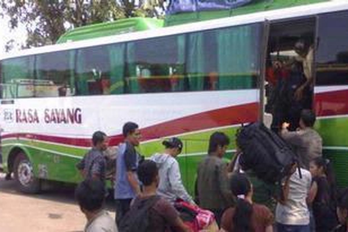 Puluhan penumpang sedang menaiki bis tujuan Flores, Nusa Tenggara Timur, Minggu (29/8/2010) di Terminal Pulogadung, Jakarta Timur. Perjalanan menuju Flores memakan waktu 4 hari 4 malam.