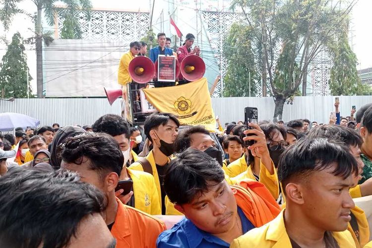 Ratusan mahasiswa yang tergabung dalam Gerakan Sumsel Melawan Asap (Gasma) melakukan aksi demo ke kantor Gubernur Sumatera Selatan terkait kabut asap kebakaran hutan dan lahan (Karhutla) yang kini menyerang wilayah Palembang, Kamis (21/9/2023).