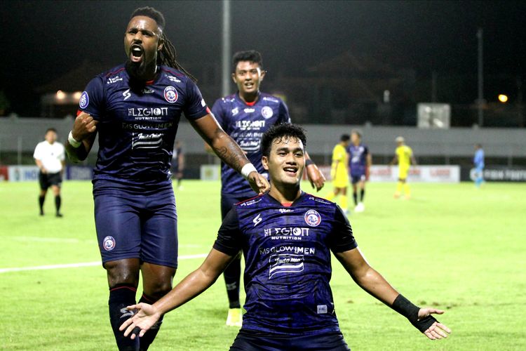 Penyerang Arema FC, Muhammad Rafli dan Carlos Fortes, merayakan gol ke gawang Barito Putera pada lanjutan laga Liga 1 2021-2022 di Stadion Kompyang Sujana Denpasar, Sabtu (5/3/2022).