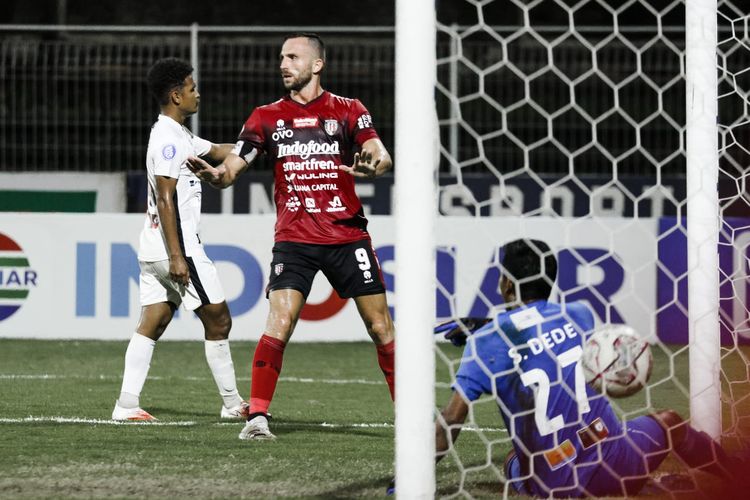 Ekspresi penyerang Bali United, Ilija Spasojevic, kala membobol gawang Persipura dalam laga Liga 1 2021-2022 di Stadion I Gusti Ngurah Rai, Bali, Kamis 24 Februari 2022.