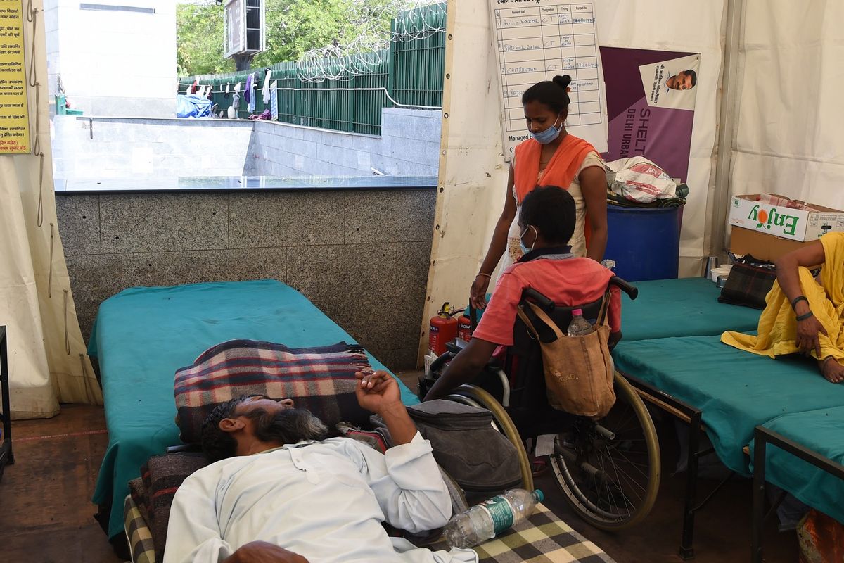 Kondisi ruang perawatan di tenda darurat yang dibuat dari tenda kanvas di luar All India Institute of Medical Sciences (AIIMS). Shelter ini didirikan oleh pemerintah Delhi. Rumah sakit India kekurangan tempat untuk merawat pasien Covid-19, sehingga pasien penyakit lain terpaksa diungsikan ke tenda darurat.