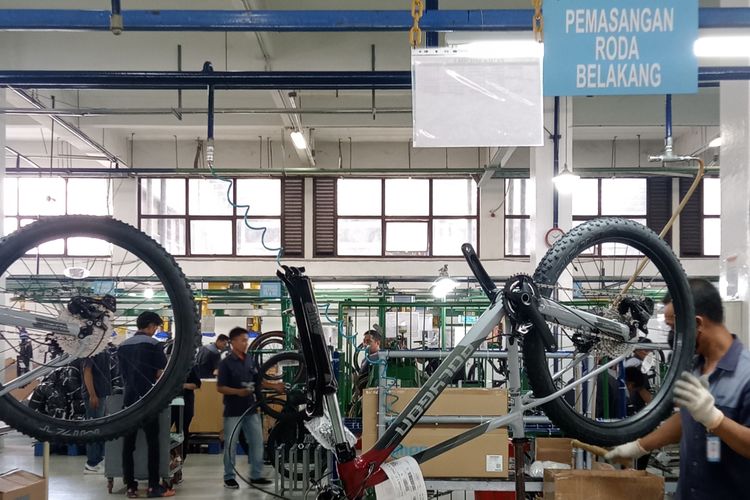 Proses perakitan sepeda di pabrik Polygon di Sidorajo, Jawa Timur.