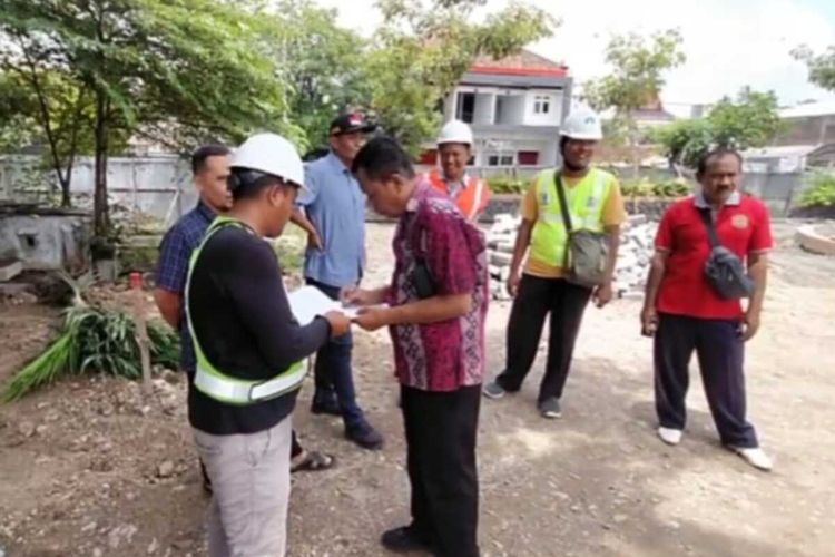 Komisi III DPRD Kabupaten Nganjuk saat menyiidak pembangunan Taman Nyawiji, Jumat (11/11/2022)