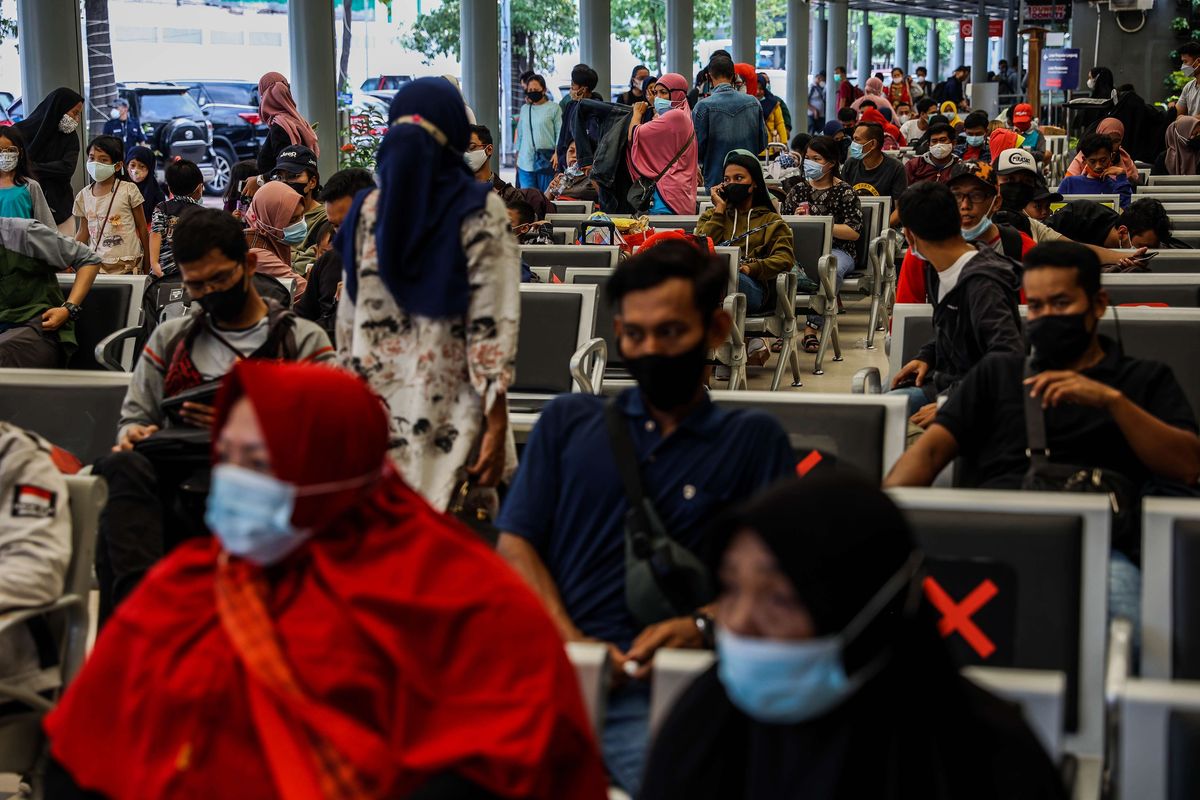 Calon penumpang menunggu jadwal keberangkatan kereta api di Stasiun Pasar Senen, Jakarta Pusat, Senin (3/5/2021). Per 1 Mei 2021, tercatat sudah ada lebih dari 6.000 calon penumpang yang akan diberangkatkan dengan keberangkatan didominasi oleh penumpang ke arah Jawa Tengah dan Jawa Timur khususnya Malang dan Surabaya.