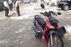 Seorang Pria Tewas Tergeletak di Samping Motor, Petugas Evakuasi Gunakan APD