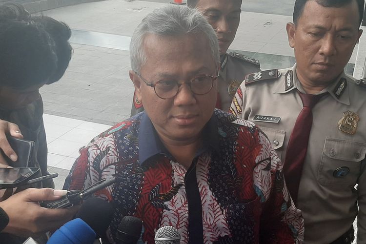 Ketua KPU Arief Budiman memberi keterangan pers sebelum diperiksa penyidik di Gedung Merah Putih KPK, Selasa (28/1/2020).