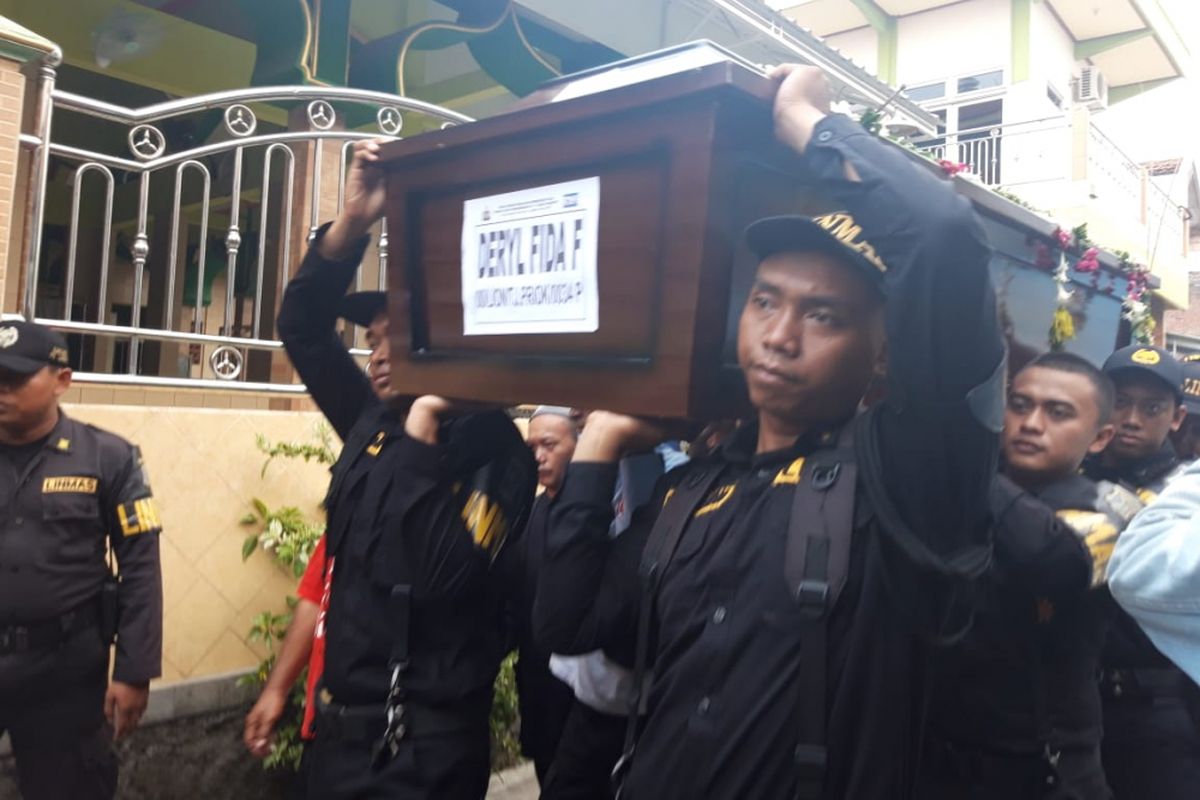Jenazah korban Lion Air Deryl Fida Febrianto diserahkan kepada Keluarga di Surabaya, Selasa (13/11/2018)