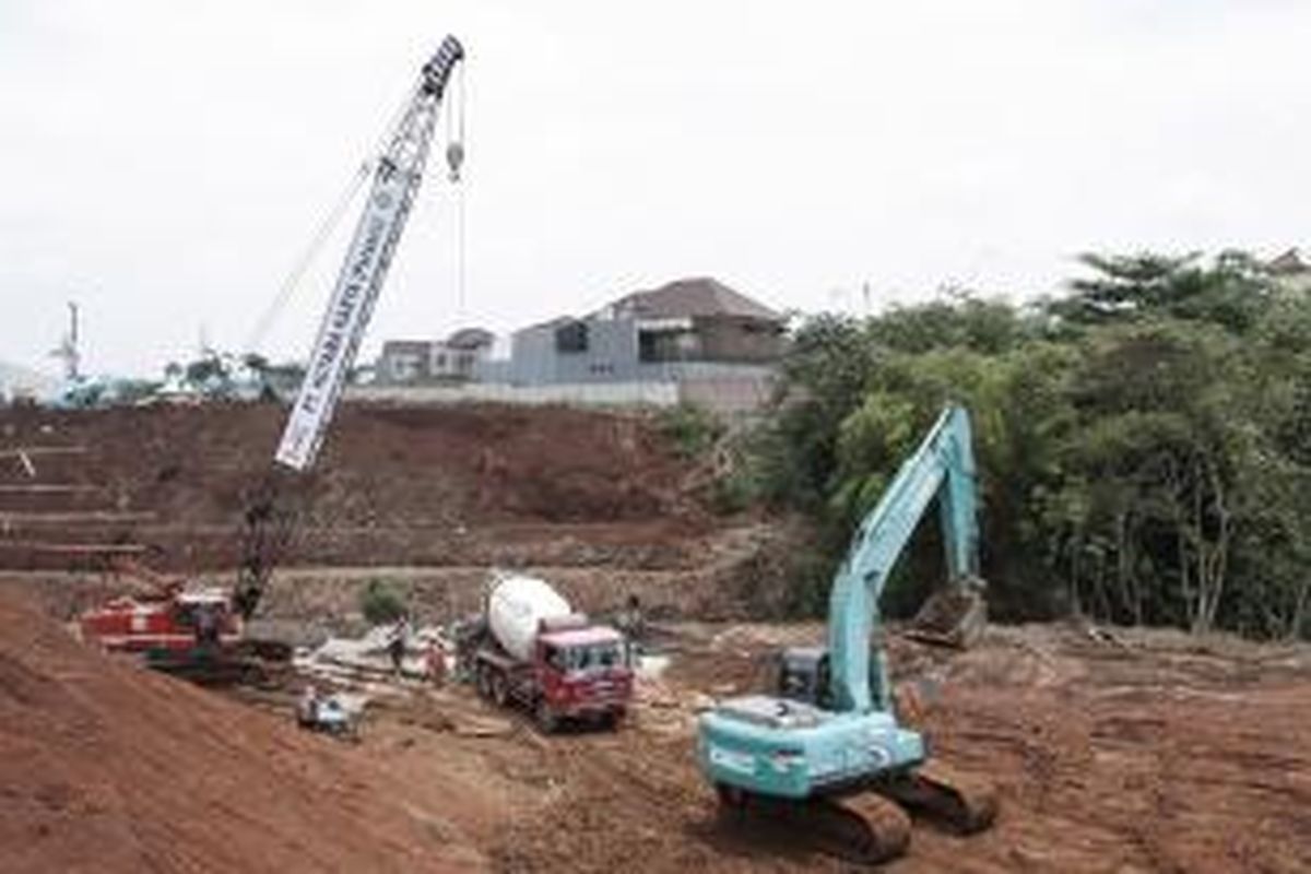 Pekerja melakukan pembangunan Tol Cinere-Jagorawi (Cijago) Seksi II di Jalan Ir H Djuanda, Depok, Jawa Barat, Kamis (20/3/2014). Ruas Cijago Seksi II membentang dari Jalan Raya Bogor hingga Kukusan sepanjang 5,5 kilometer. 