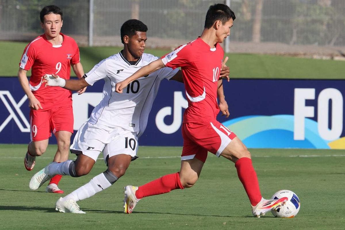 Pemain Timnas U17 Indonesia Fadly Alberto berusaha menghentikan pemain Korea Utara Kim Yu-jin pada perempat final Piala Asia U17 2025, yang digelar di Stadion King Abdullah Sports City, Jeddah, Senin (14/4/2025)