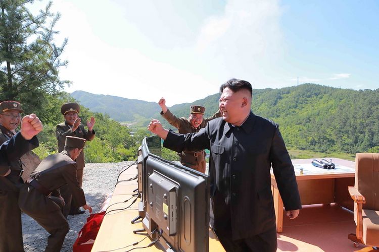 Kantor Berita Pusat Korea Utara (KCNA) merilis foto yang menunjukkan Pemimpin Korea Utara Kim Jong-Un bereaksi usai menyaksikan uji coba peluncuran misil balistik antarbenua Hwasong-14 di sebuah lokasi yang tidak diketahui, Selasa (4/7/2017). Korea Utara mengklaim uji misil balistik itu sebagai simbol kemampuan persenjataan untuk mengancam dua negara bersekutu, Korea Selatan dan Amerika Serikat.
