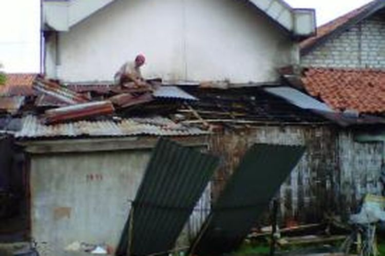 Rumah warga rusak setelah dilanda angin puting beliung, Kamis (10/4/2014). Sebanyak 22 rumah di dua desa rusak.