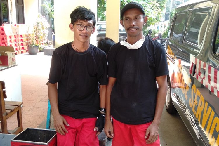 Aktivis Greenpeace, Rangga (28) dan Zainudin (27) di sela-sela pemeriksaan di Polsek Tebet Jakarta Selatan, Rabu (23/10/2019).
