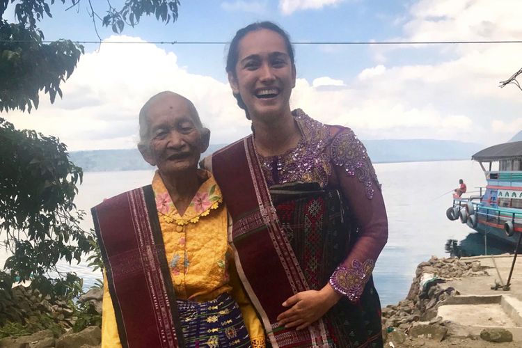 Artis peran Alexandra Gottardo menemui Saulina Boru Sitorus di Balige, Kabupaten Toba Samosir, Sumatera Utara, Minggu (4/2/2018).