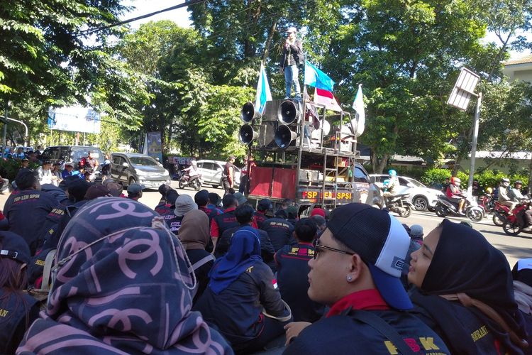 Massa buruh dari berbagai organisasi di Jawa Barat menggelar aksi unjuk rasa di depan kantor DPRD Jabar, Jalan Diponegoro, Kota Bandung, Senin (18/3/2024).