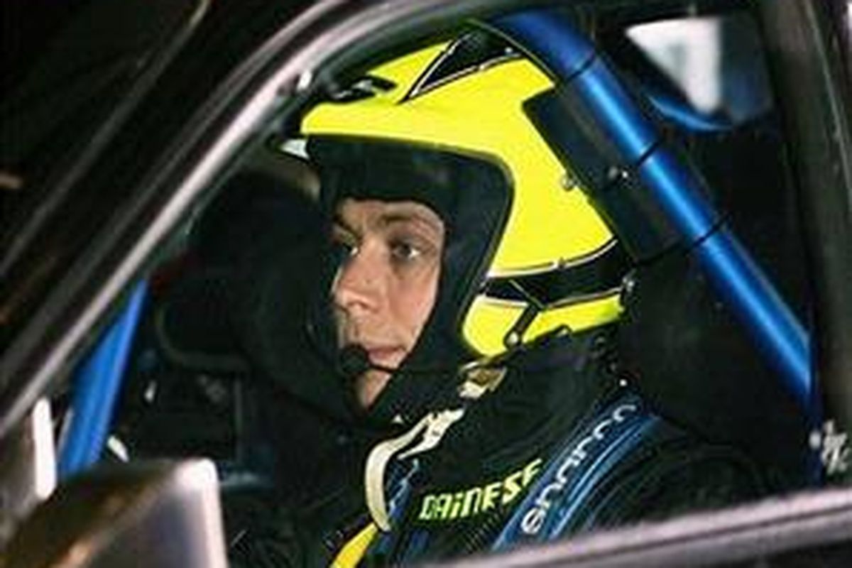 Valentino Rossi bersama mobil Subaru Impreza, ketika ikut kejuaraan reli dunia tahun 2006 di Selandia Baru.