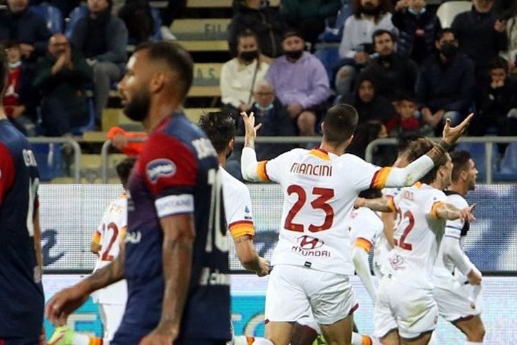Para pemain AS Roma saat merayakan gol ke gawang Cagliari pada laga lanjutan Liga Italia 2021-2022 di Stadion Sardegna Arena, Kamis (28/10/2021) dini hari WIB.