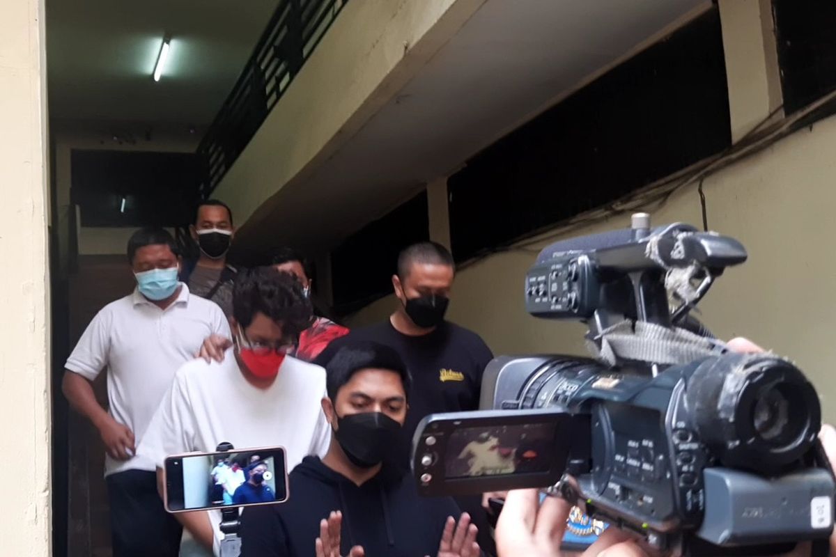 Ditangkap atas kepemilikan ganja, aktor sekaligus musisi Ardhito Pramono hanya bisa menunduk saat dibawa petugas kepolisian untuk melakukan pemeriksaan kesehatan di Polres Metro Jakarta Barat.