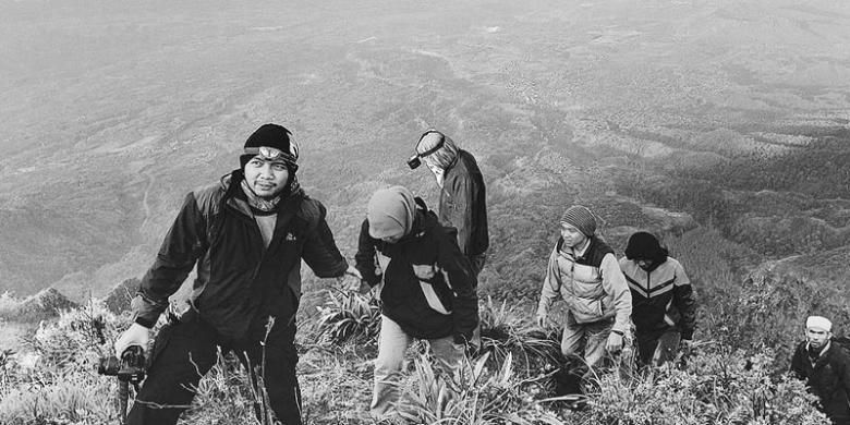 Momen tahun baru 2014 dimanfaatkan sejumlah pencinta alam mendaki Gunung Burni Telong di Bener Meriah, Aceh, Rabu (1/1/2014). Gunung Burni Telong merupakan gunung api aktif tertinggi di Aceh. Selain itu, gunung ini juga menjadi puncak tertinggi Dataran Tinggi Gayo.