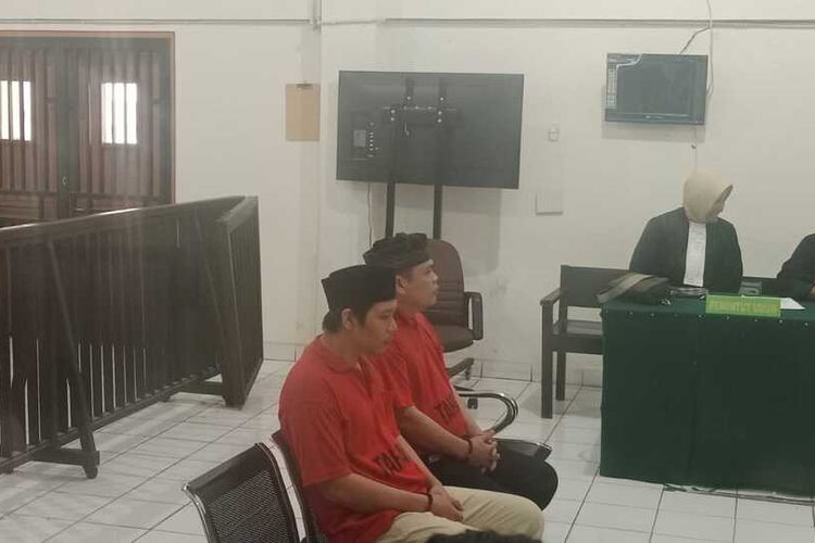 Dua terdakwa pembunuhan adik Bupati Muratara dituntut hukuman mati dalam sidang yang berlangsung di Pengadilan Negeri Palembang.