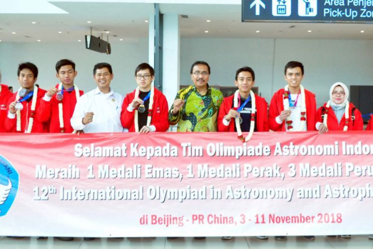 Siswa Indonesia yang tergabung dalam Tim Olimpiade Astronomi Indonesia berhasil meraih 1 medali emas, 1 perak dan 3 perunggu. 