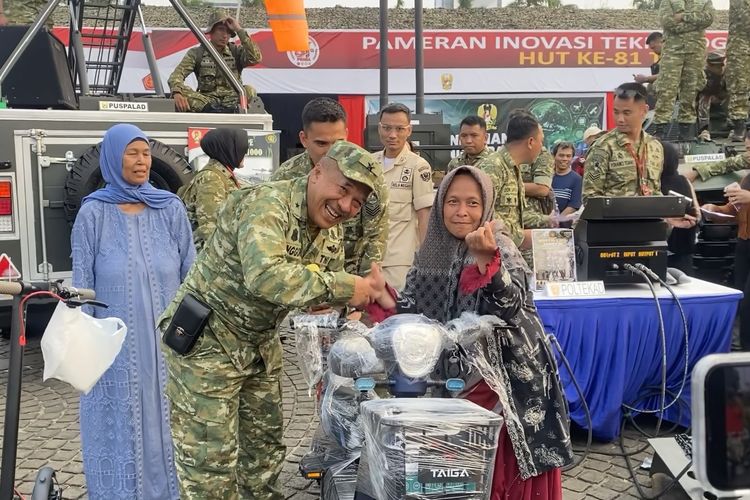 Berangkat ke TNI Fair di Monas Naik Jaklingko, Pulang Boyong Sepeda Listrik