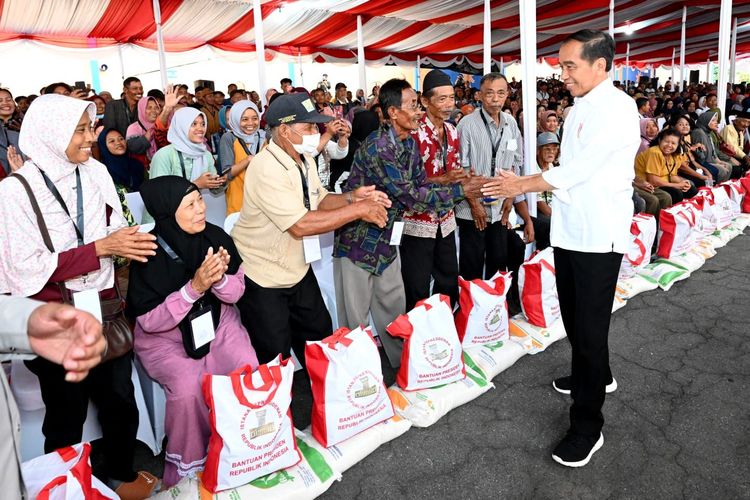 Presiden Jokowi saat memberikan bansos