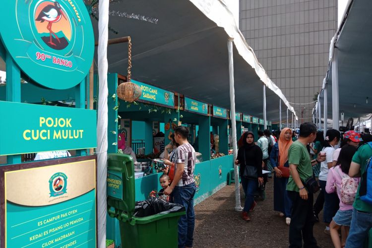 Suasana Festival Jajanan Bango 2018, di Park & Ride Thamrin 10, Jakarta, Sabtu (14/4/2018). Lebih dari 80 gerai kukiner otentik Nusantara dihadirkan dalam festival kuliner ini.