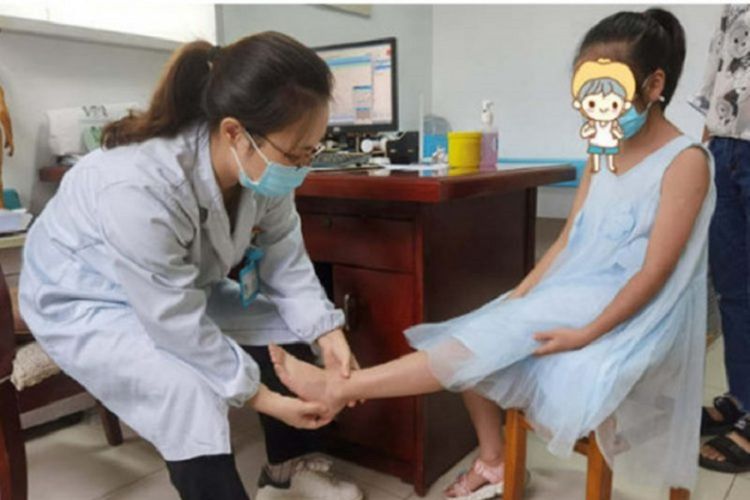Yuanyuan ketika diperiksa oleh dokter. ocah 13 tahun di Hangzhou, China itu menderita penyakit sendi serius setelah disuruh ibunya lompat tali 3.000 kali setiap harinya.