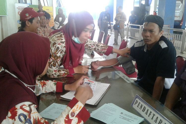 Pengemudi bus angkutan Lebaran menjalani pemeriksaan kesehatan di terminal penumpang tipe A Tirtonadi Solo, Jawa Tengah, Rabu (6/6/2018).