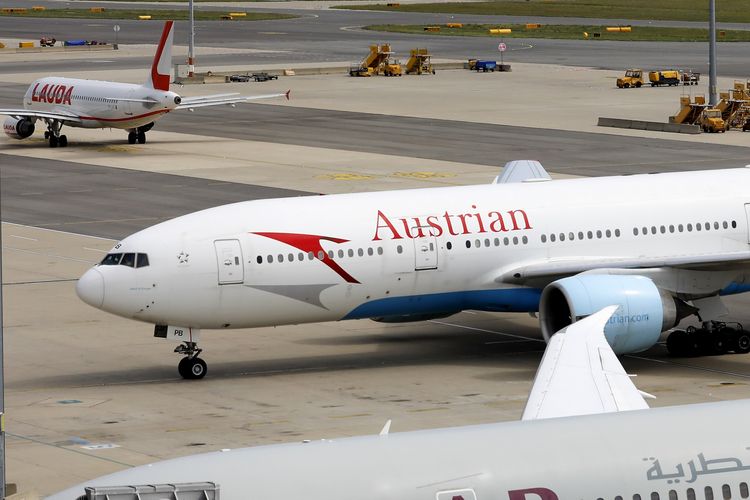 Pesawat Austrian Airlines saat mendarat di Bandara Internasional Schwechat, Wina, Austria, 4 Agustus 2021.