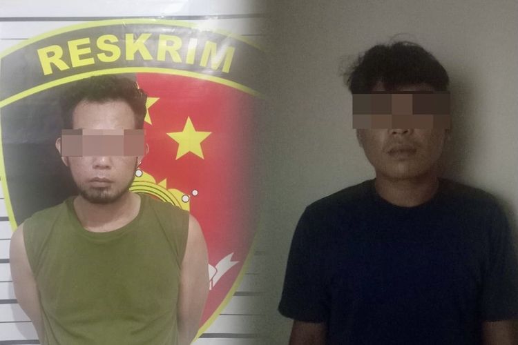 Dua preman, JK dan MA, ditangkap polisi karena mengancam pemilik warung makan dengan senjata tajam saat ditagih makan, di Bandar Lampung, Jumat (10/5/2024).