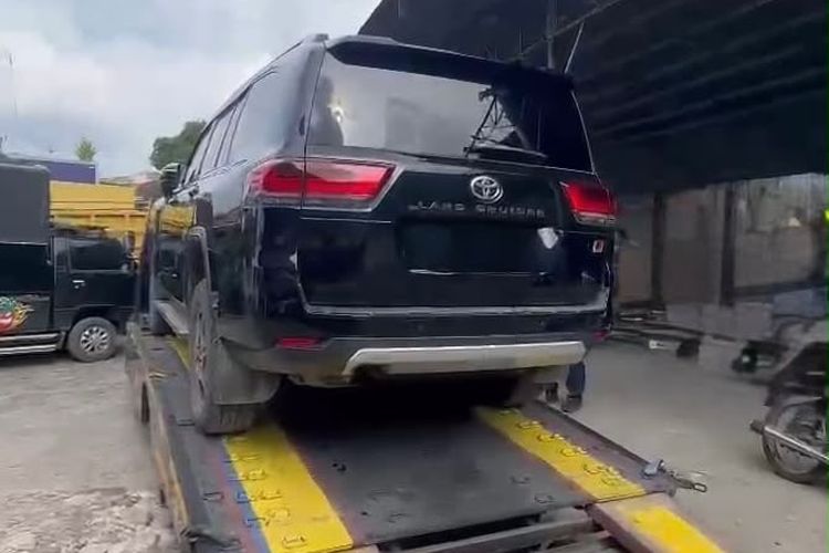 KPK Sita Mobil Land Cruiser Bupati Kuansing yang Disembunyikan di Pematang Siantar